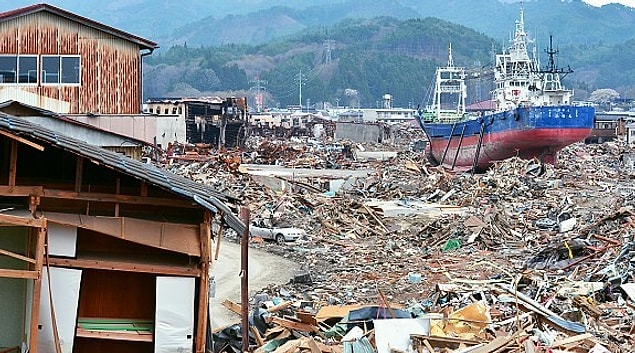 2011: Sendai Depremi ve Tsunamisi.