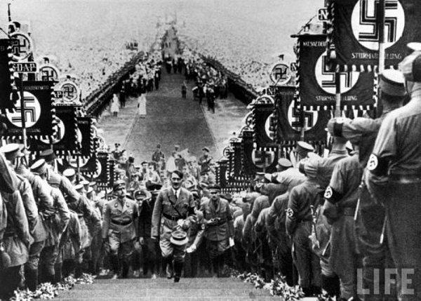 1933: Almanya'da Hitler, III. Reich'ı ilan etti.