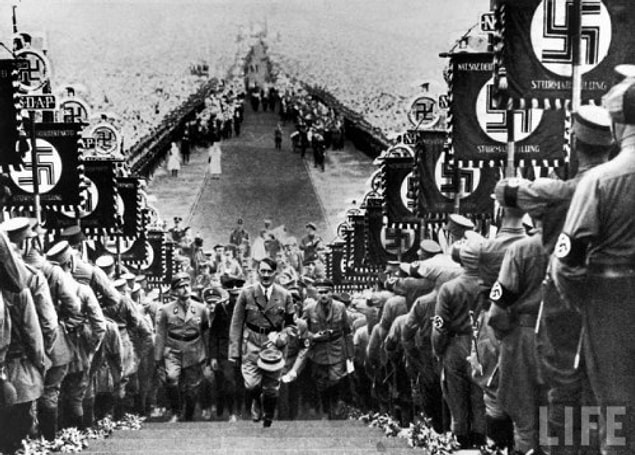 1933: Almanya'da Hitler, III. Reich'ı ilan etti.
