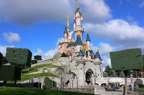 16. Avrupa'da en çok ziyaret edilen yer, Paris'de bulunan Disneyland'dir.
