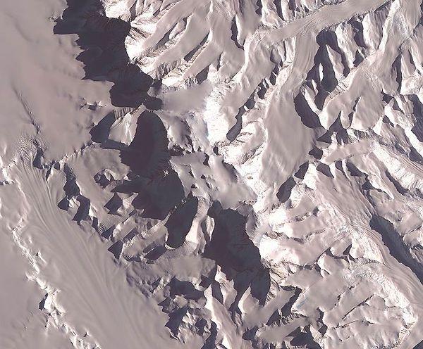 17. Antarktika'daki en yüksek nokta Vinson Massif'dir.