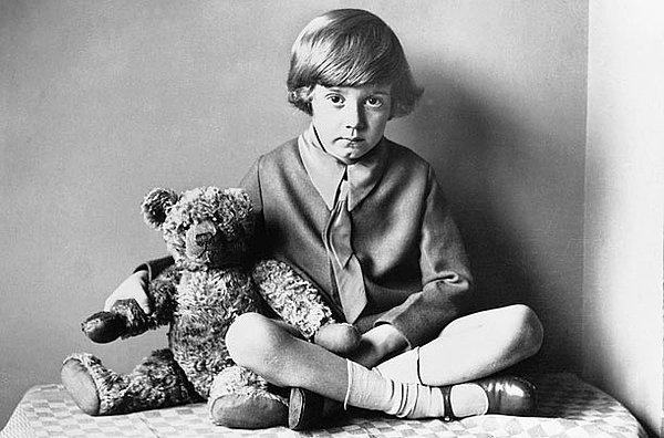 Çok sevdiğimiz Cristopher Robin (Milne) 1920 yılında dünyaya geliyor. Ailesi ona ilk yaş gününde oyuncak bir ayı hediye ediyor. İlk önce Edward ismini veriyor bu çok sevdiği oyuncağa.