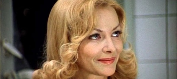 2. Что подарила Надя Ипполиту на Новый год?