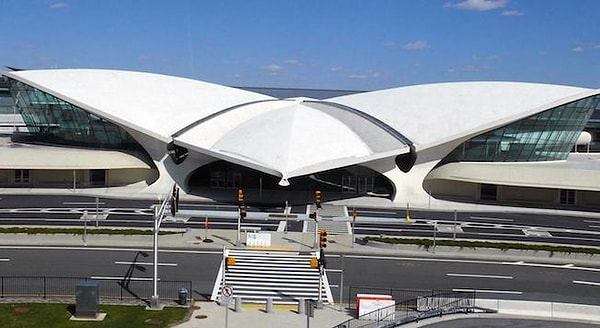 3. Крупнейший международный аэропорт в Нью-Йорке назван в честь...