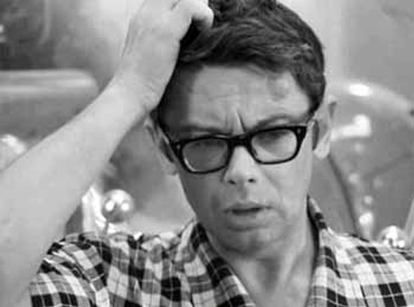 11. Профессор в 1920 году ложится спать в 8 часов вечера, а будильник заводит на 9 часов утра. Сколько будет спать профессор?