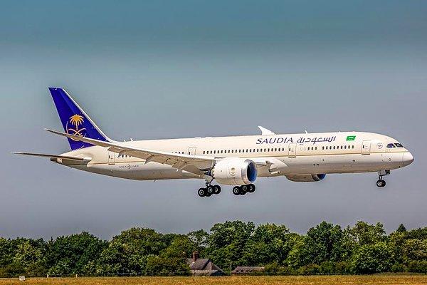 Suudi Arabistan Hava Yolları'na ait olan uçak, yolculardan bir tanesi bebeğini havalimanında unutunca geri dönmek zorunda kaldı.