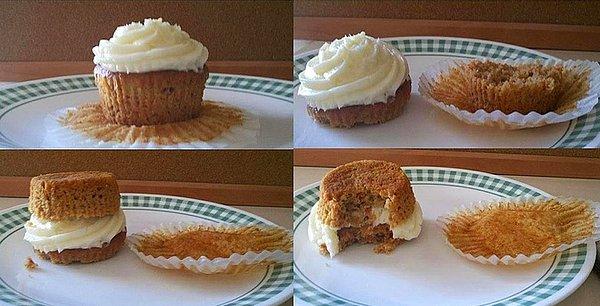 Cupcake yerken, keki ortadan ikiye bölüp tabanı üst kısma koyun. Böylece daha temiz bir şekilde yiyebilirsiniz.