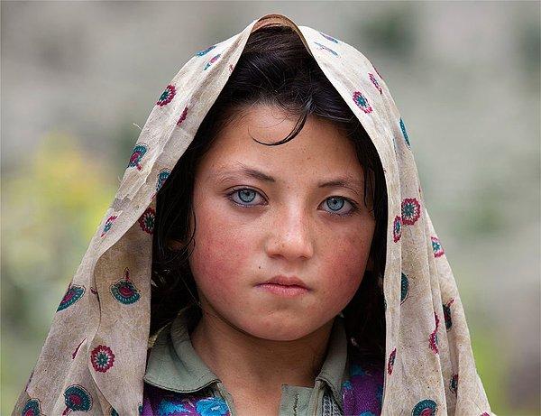 1. Pakistan'ın gökyüzünü gözlerinde taşıyan kız...