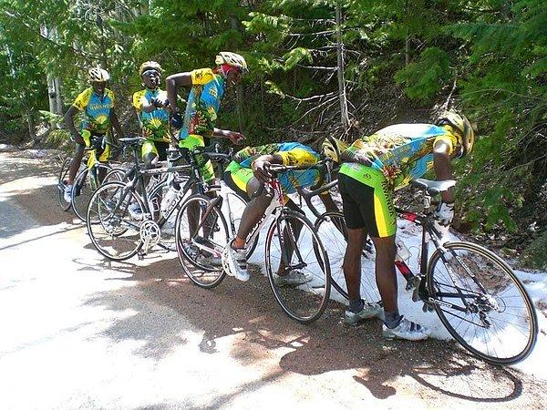 18. Ruanda Bisiklet Takımı, ilk kez kar gördükleri için incelemek üzere duraklıyor.
