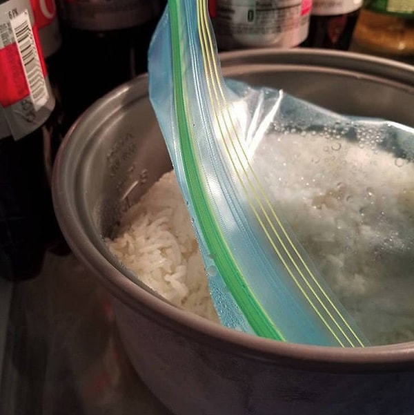 9. "Когда жена просит тебя положить рис в пакет, а затем в холодильник, но твоя голова где-то высоко в облаках".