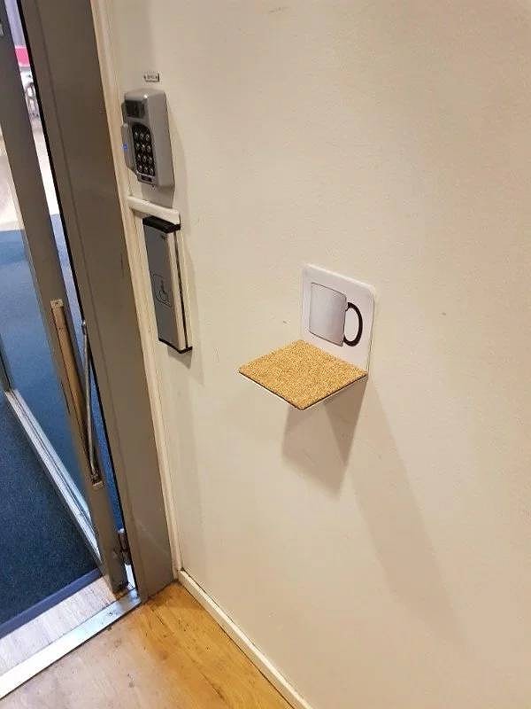 1. Держатель для чашки около дверей офиса, куда можно поставить свой кофеек, если ваши руки полны вещей.