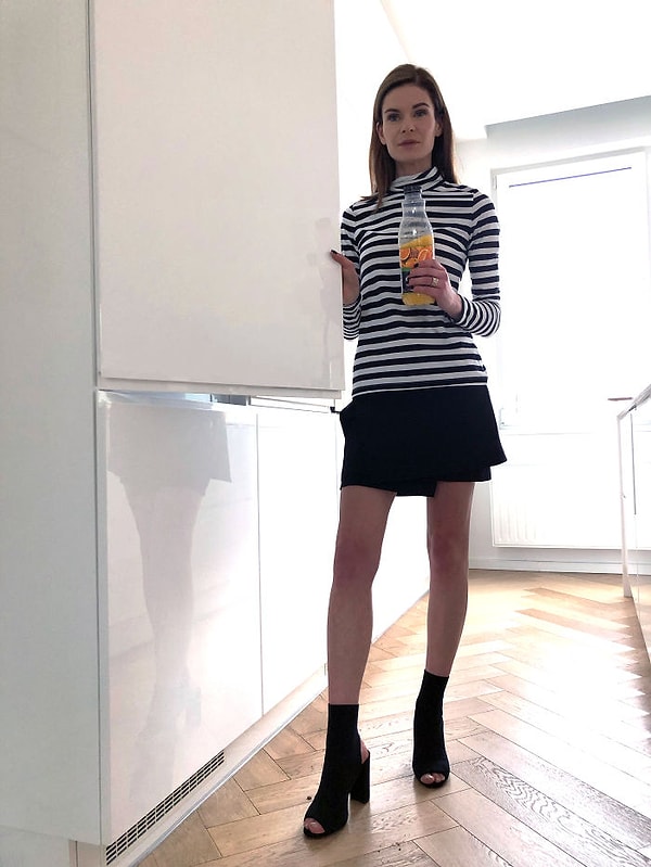 10. День 8: Утренний лук, составленный из водолазки, мини-юбки и черных каблуков