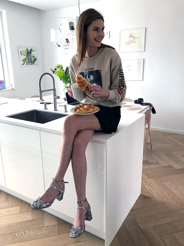 13. День 11: Джемпер, мини-юбка и блестящие туфли