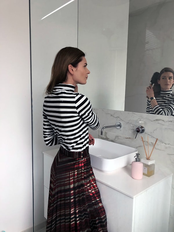 16. День 14: Плиссированная юбка выглядит так хорошо в паре с полосатой водолазкой!