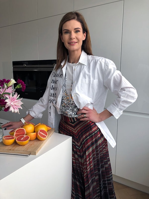 18. День 16: Футболка с пайетками под рубашкой в паре с плиссированной юбкой