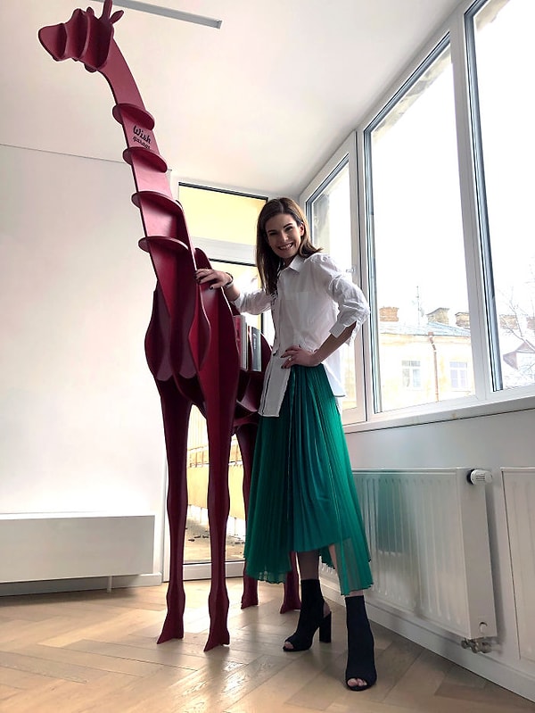 24. День 22: Белая рубашка, мятная юбка и высокие каблуки