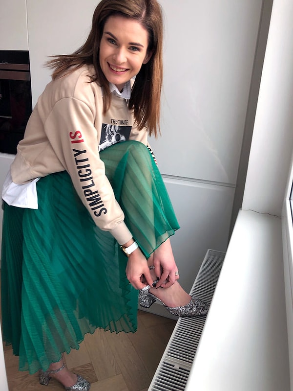 27. День 25: Я выбрала джемпер, белую рубашку, плиссированную юбку и блестящие каблуки
