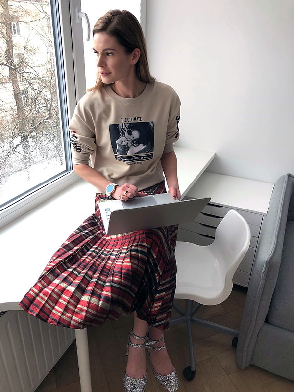 28. День 26: Многоцветная плиссированная юбка в паре с джемпером и блестящими каблуками