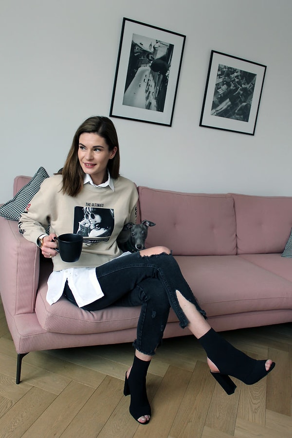 29. День 27: Белая рубашка под моим песочным джемпером в паре с джинсами и черными каблуками