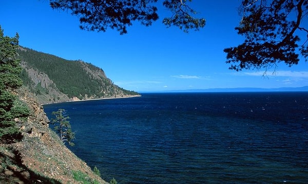 4. Байкал - также один из самых известных в мире водоемов. Он считается самым глубоким озером в мире. А какой из этих перечисленных городов находится ближе всех к нему?