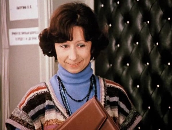 4. Какую должность занимала героиня Лии Ахеджаковой Верочка?