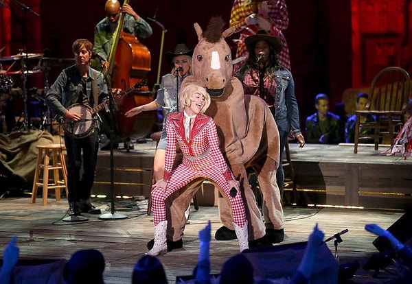 5. Майли Сайрус в 21 оттягивалась по полной :)