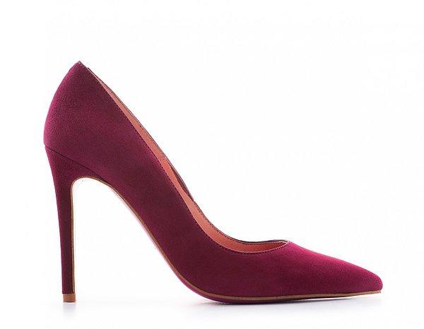Stiletto: Yüksek ve ince topuklu kadın ayakkabısı.