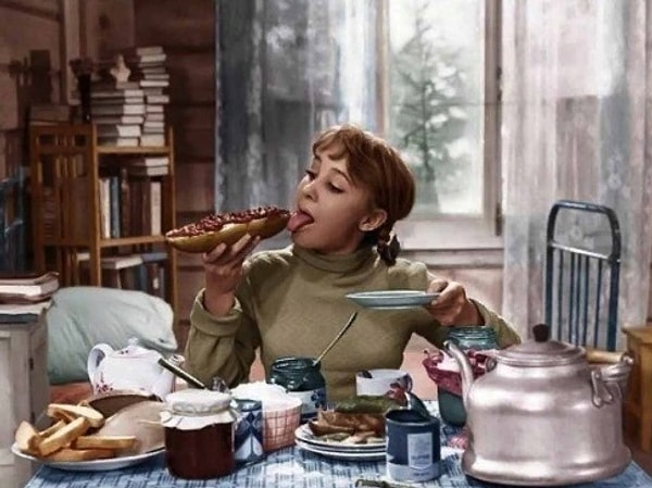 1. На какое блюдо в «Девчатах» работники лесопилки сказали, что оно из лягушек?