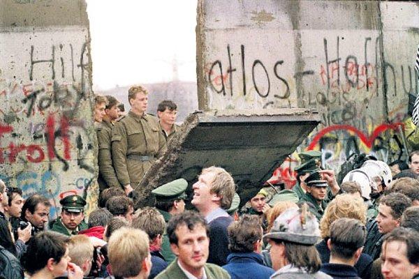 1990: Alman yeniden birleşmesi.