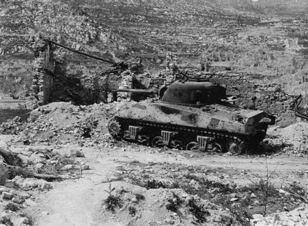 1944: II. Dünya Savaşı: Monte Cassino Muharebesinde, Alman direnişi kırıldı.