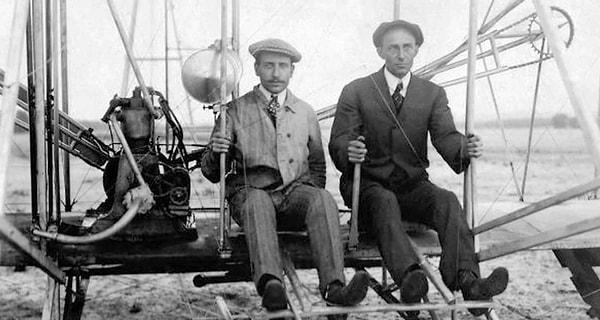 1903: Wright Kardeşler, ilk sabit kanatlı uçakları için patent başvurusunda bulundular.