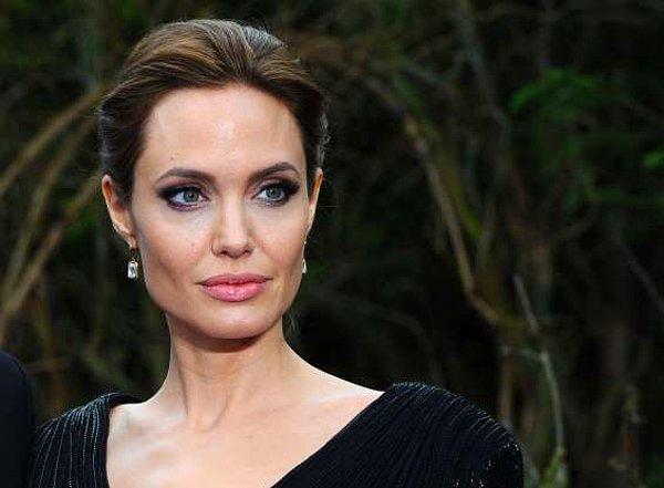 13. Angelina Jolie ve ailesi yemek konusunda seçici değiller. Hamam böceğinden tarantulaya kadar her böceği yiyorlar.