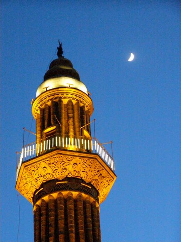 3. Как называется сооружение, из которого читается призыв на молитву у мусульман?