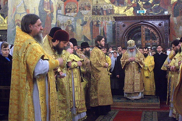 12. Православная церковь обязывает к обету безбрачия монахов и священнослужителей?