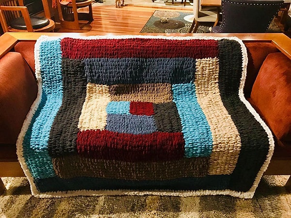 6. Тысячи людей хотели купить предметы ручной работы, но мать Джоны решила не принимать все заказы, потому что шестиклассник просто физически не сможет выполнить их все :)