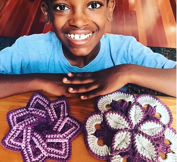 12. Мальчик усердно учится в школе и надеется стать хирургом, когда вырастет!