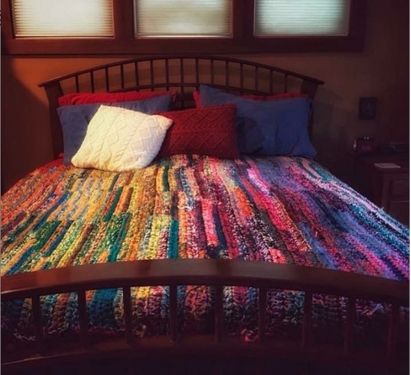 21. Суперуютное покрывало, которое Джона связал из остатков пряжи разных цветов.
