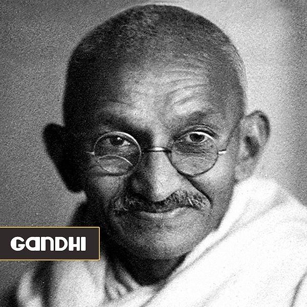 7. İngiltere kralının huzuruna çıkmak için hazırlık yapan Gandhi'ye, düz kumaştan müteşekkil giyiminin uygunsuz olabileceği söylenir.