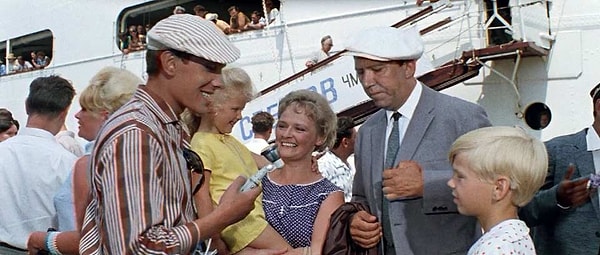 2. Где находилась дача Семёна Семёновича Горбункова из фильма «Бриллиантовая рука»?