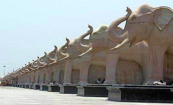 2. Alameti çözülemeyenlerden: Hindistan'dan dev fil heykelleri...