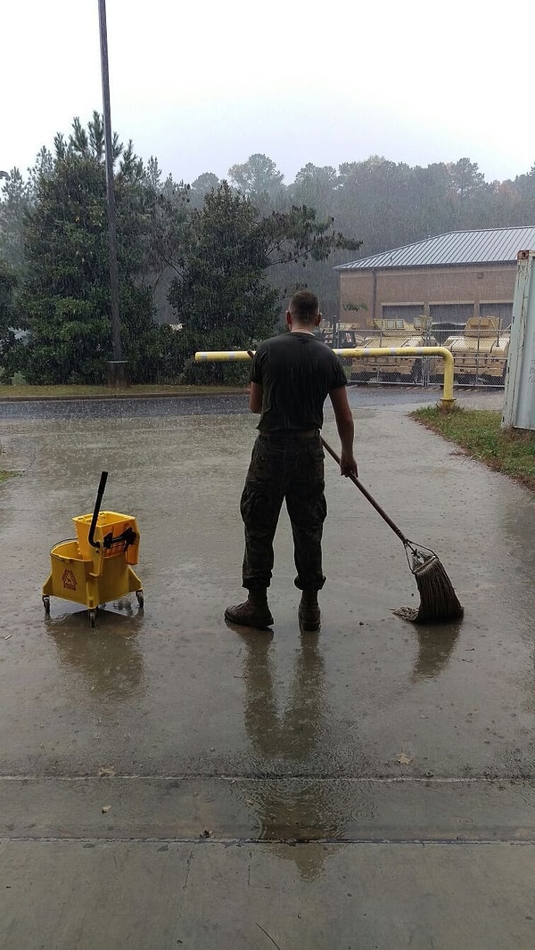 17. Кто в армии служил, тот в цирке не смеется