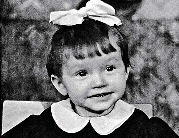 1. По этому фото сложно узнать популярную певицу, но все же знакомые черты лица можно разглядеть