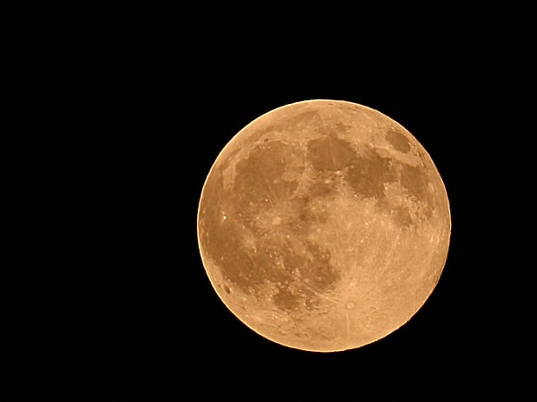 7. С каким месяцем ассоциируется "урожайная луна"?