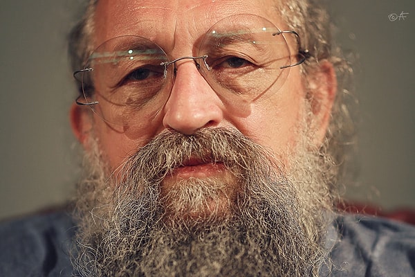 5. Как зовут этого человека?