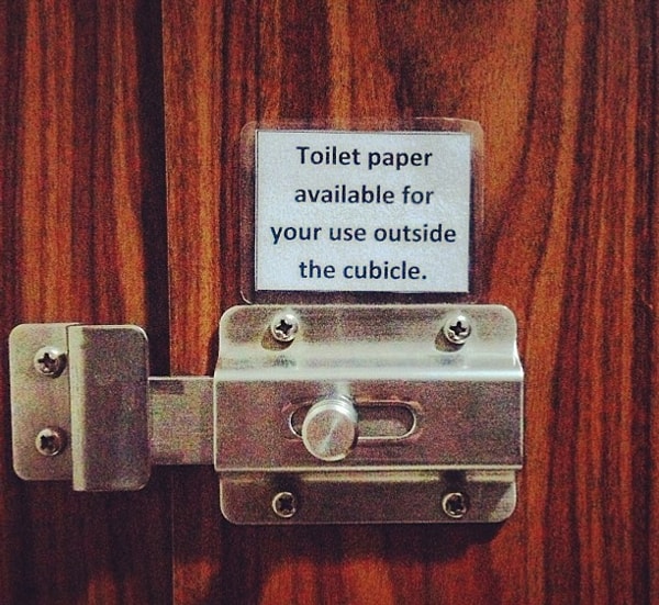 18. "Вы можете найти туалетную бумагу, выйдя из кабинки".