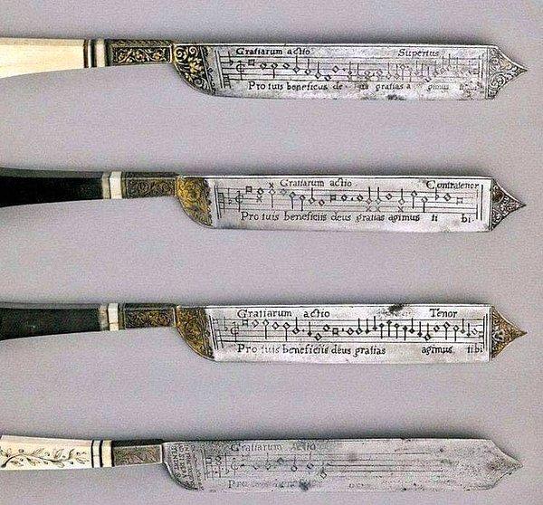 7. Misafirlerin yemek sonunda söylediği şarkıların notaları ile süslenmiş, 16. yüzyıldan son derece nadir görülebilecek bıçaklar: