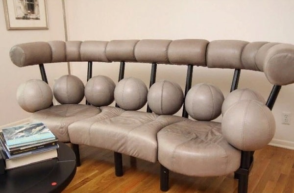24. Это самый странный диван, который мы когда-либо видели