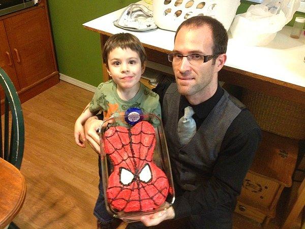 16. Bekar bir babanın ilk Örümcek Adam keki denemesi...