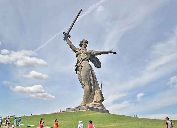 2. Символом какого города является этот монумент?