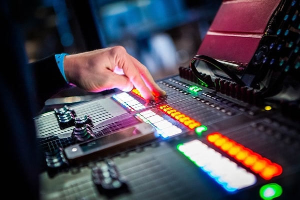 6. Нестройное звучание двух и более тонов в музыке называют...